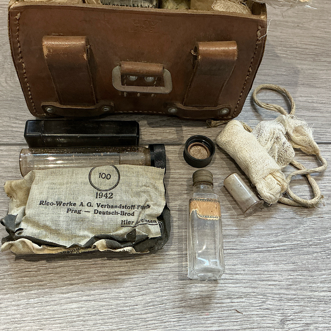WW2 German Medical pouch with contents - Image 5