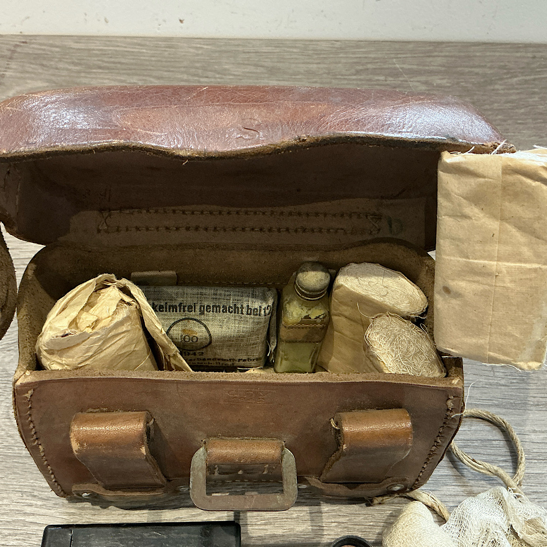 WW2 German Medical pouch with contents - Image 6