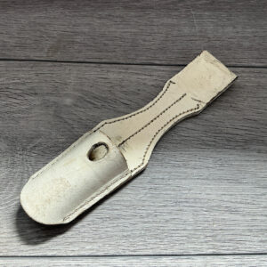 rare-german-1938-dated-police-white-patent-leather-bayonet-frog-by-bruno-lennart-bretnig