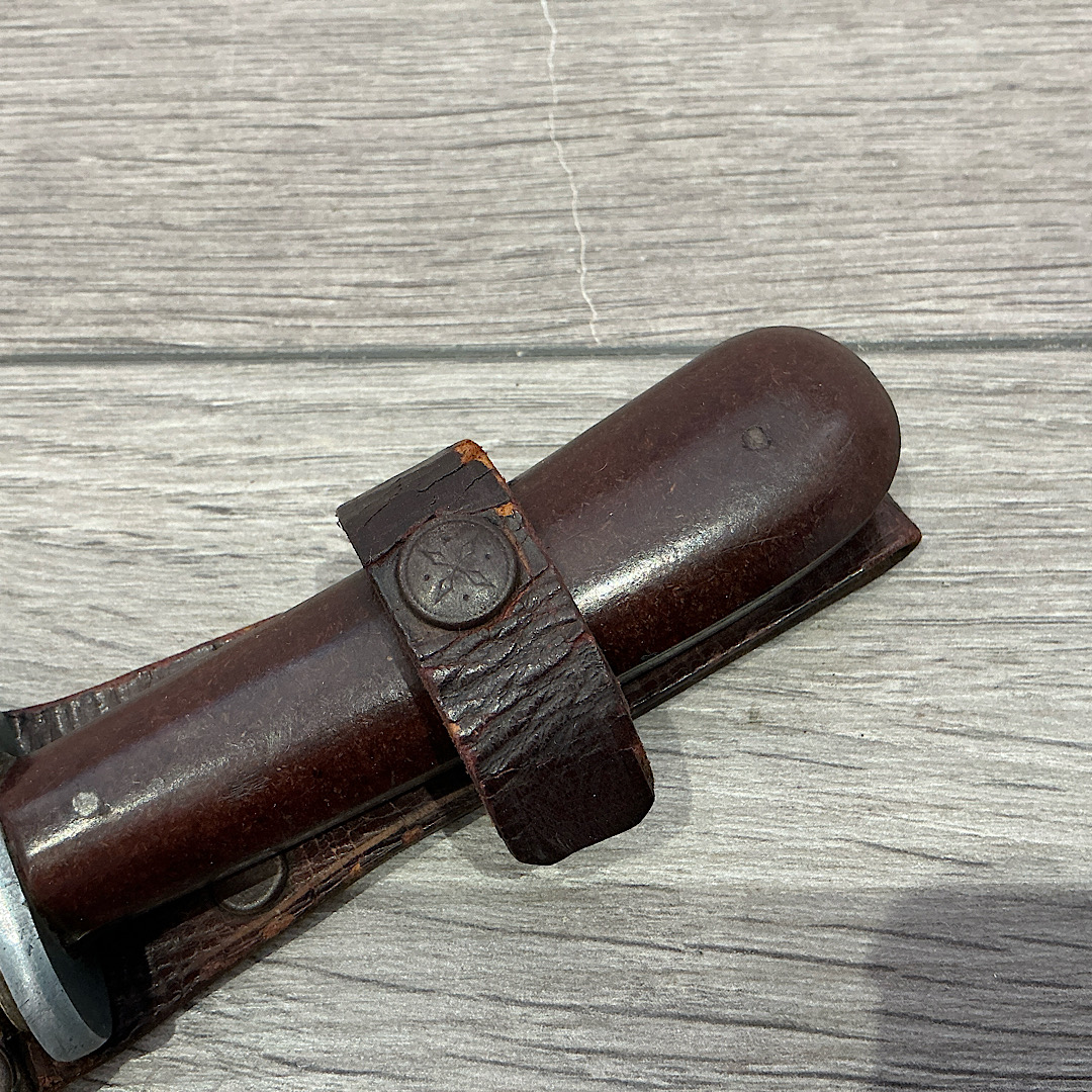 Scarce Original German WW2 Fighting knife by Puma in a custom made period scabbard - Image 2