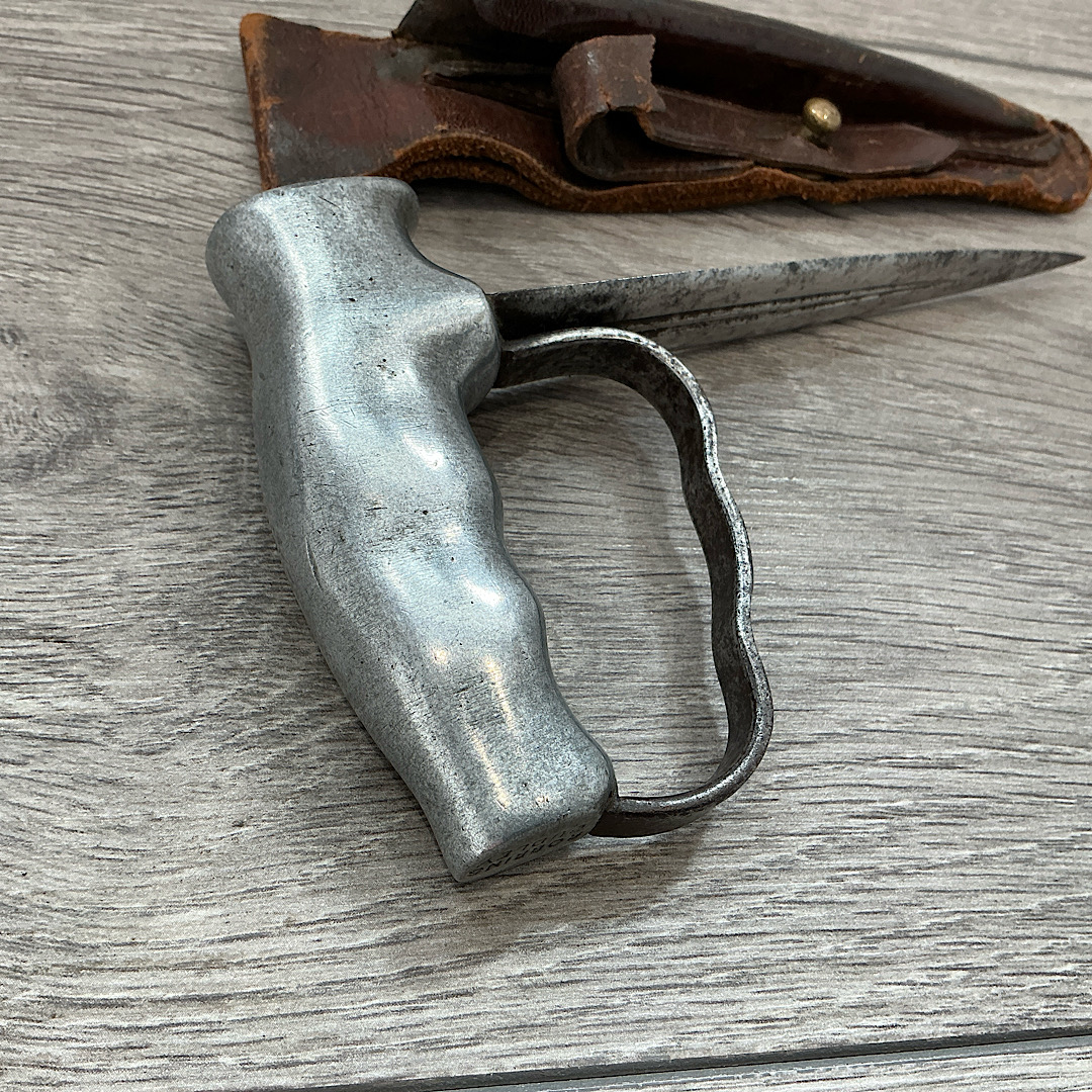 WW1 British Robbins of Dudley fighting knife in original scabbard - Image 10