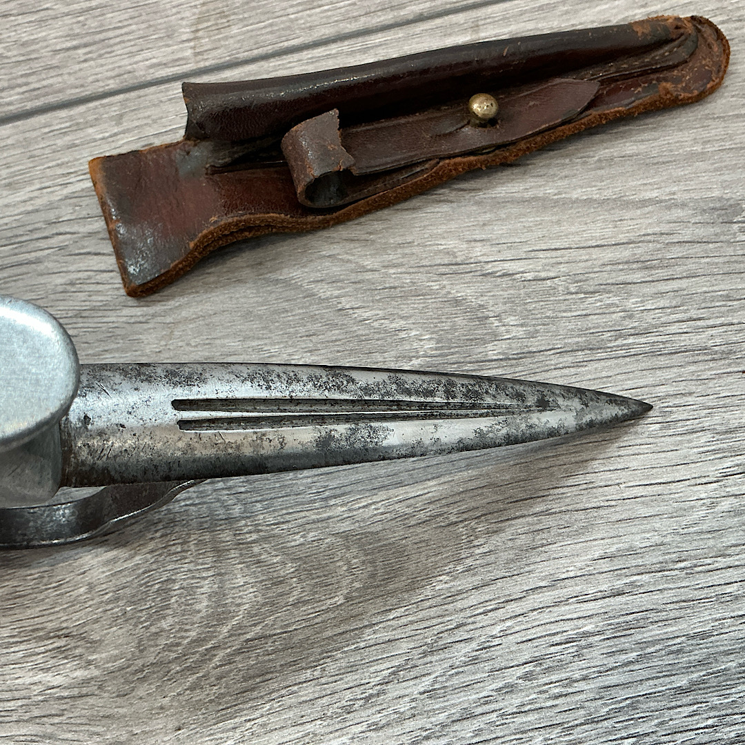 WW1 British Robbins of Dudley fighting knife in original scabbard - Image 14