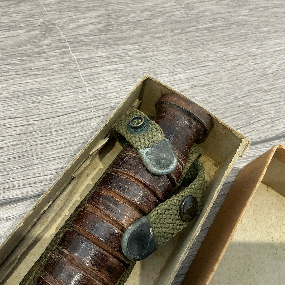 Scarce WW2 U.S. M3 fighting knife by Utica in original box of issue - Image 3