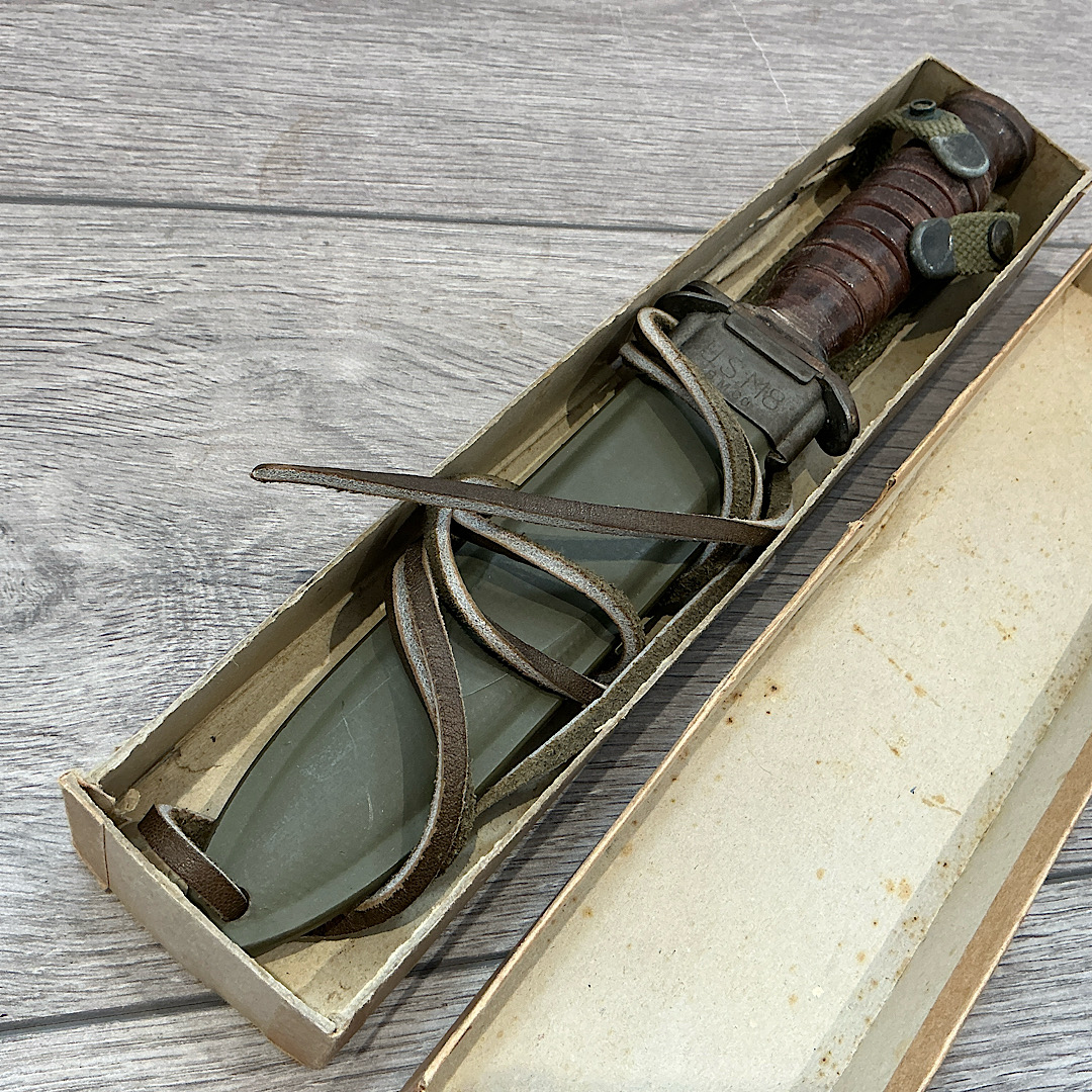 Scarce WW2 U.S. M3 fighting knife by Utica in original box of issue - Image 4