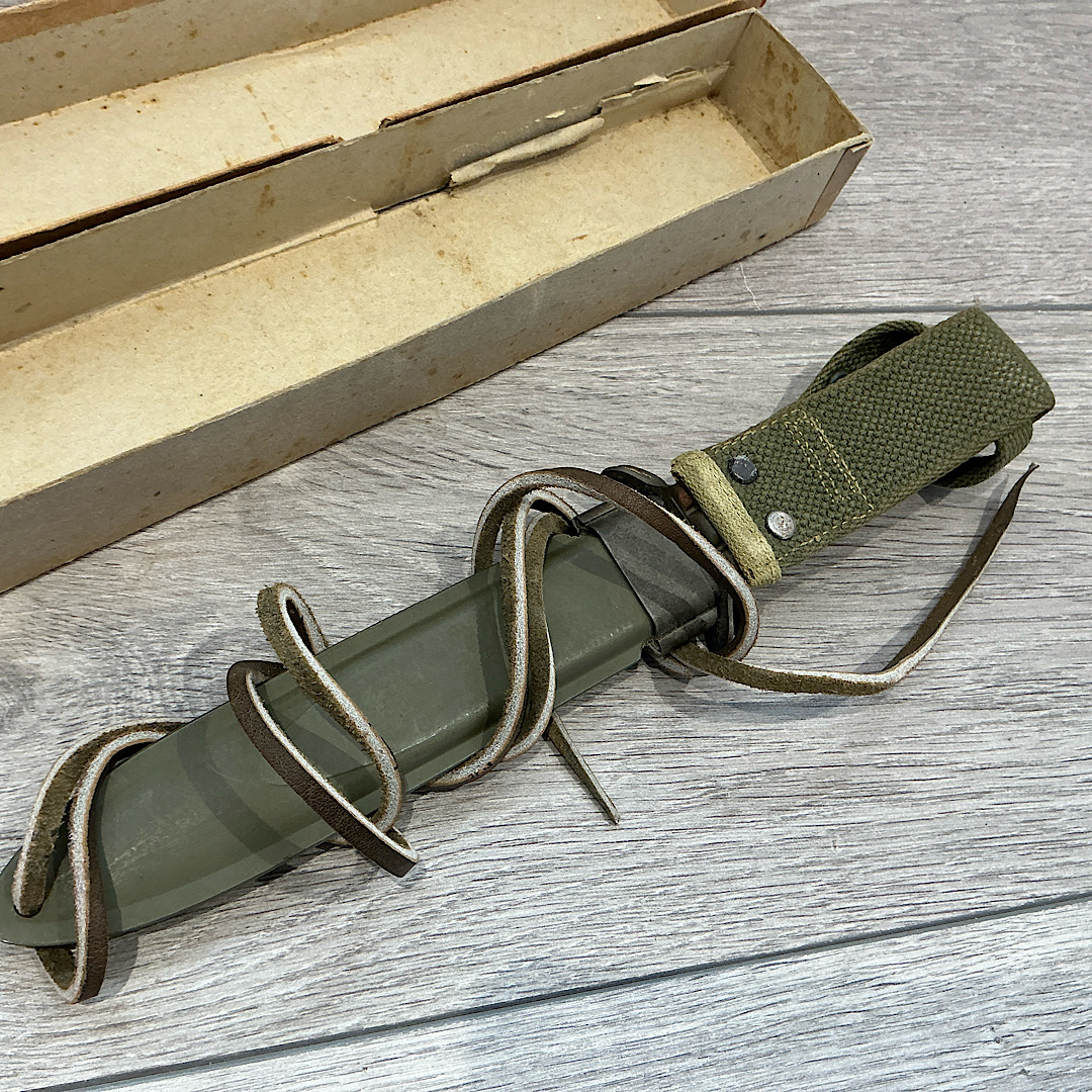 Scarce WW2 U.S. M3 fighting knife by Utica in original box of issue - Image 10