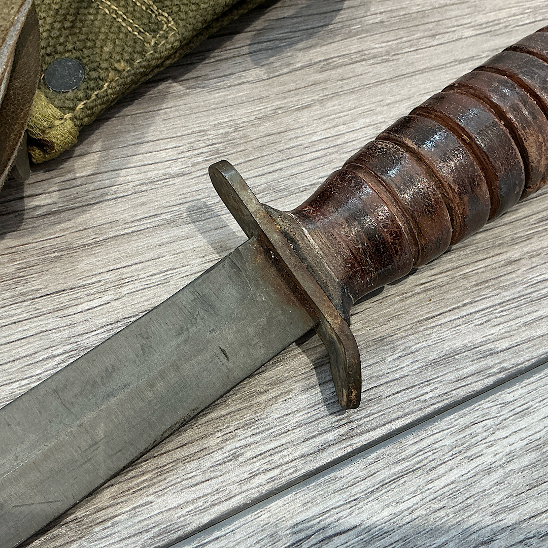 Scarce WW2 U.S. M3 fighting knife by Utica in original box of issue - Image 11
