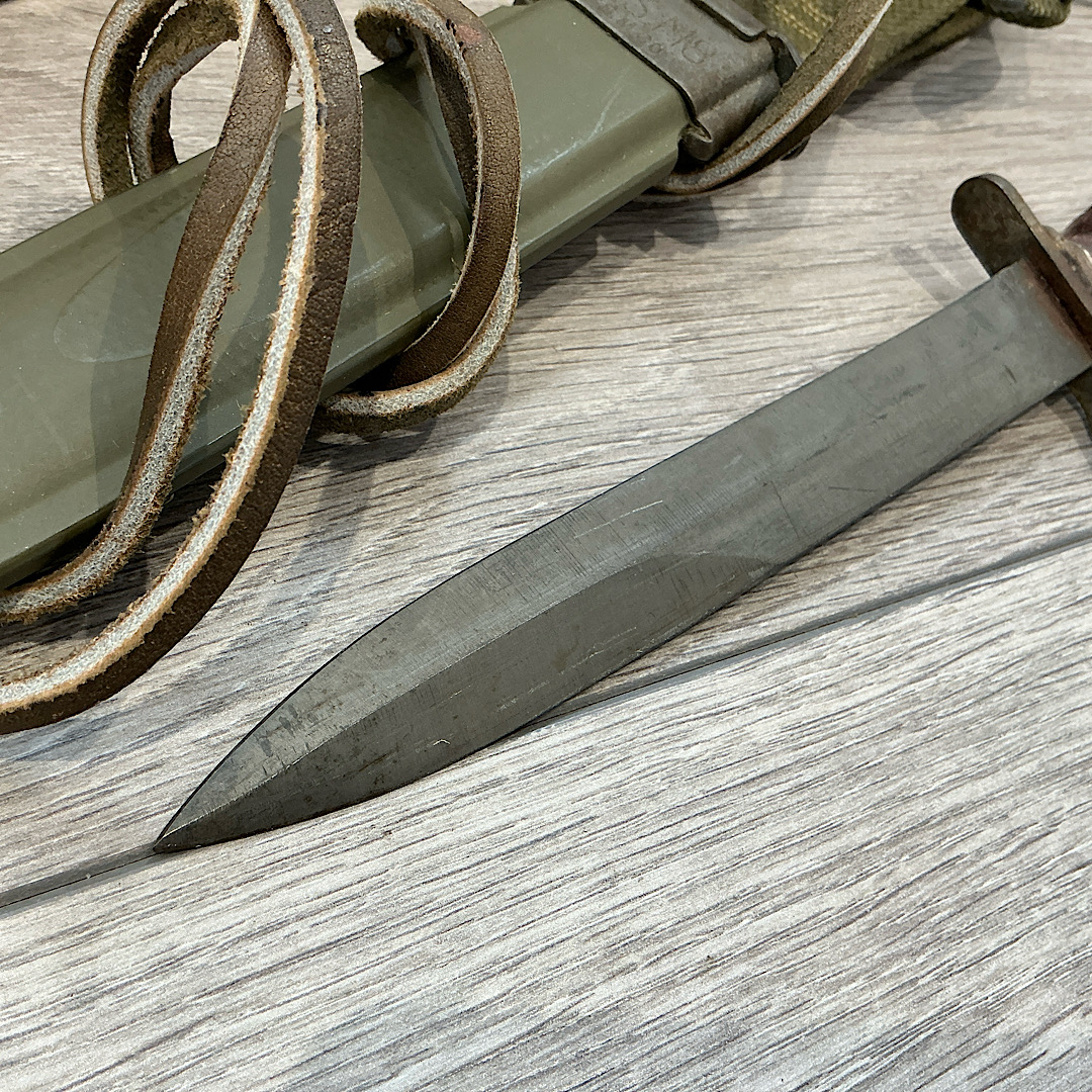 Scarce WW2 U.S. M3 fighting knife by Utica in original box of issue - Image 12