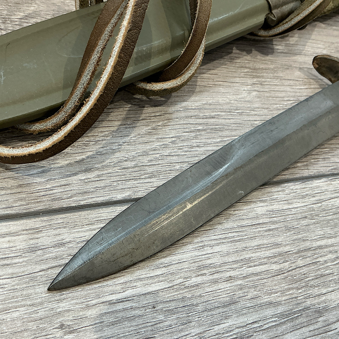 Scarce WW2 U.S. M3 fighting knife by Utica in original box of issue - Image 15